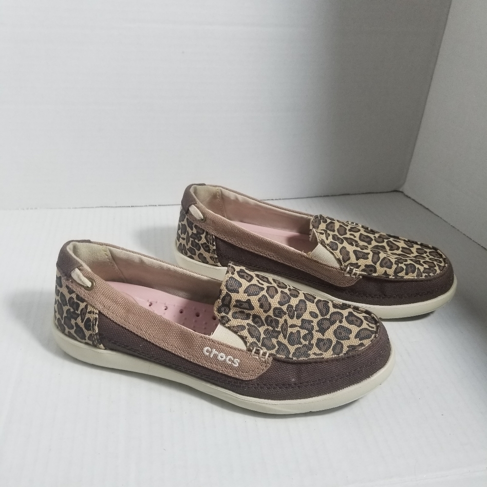 CROCS WOMEN'S ANIMAL PRINT LOAFERS SIZE 6